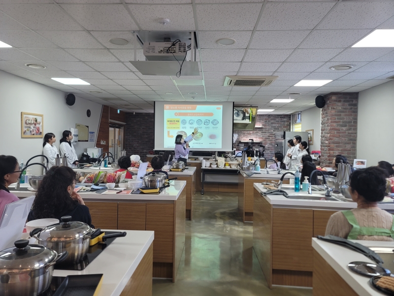 연수구 송도건강생활지원센터는 지역 주민의 만성질환 예방과 건강한 식생활 실천을 돕기 위한 만성질환 건강영양 식이교실을 성황리에 마무리했다